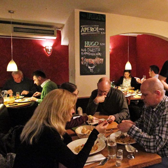 Filos Restaurant Köln - Gäste beim Essen