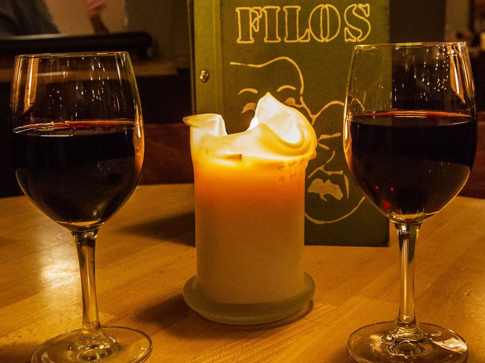 Filos Restaurant Köln - Speisekarte im Kerzenlicht